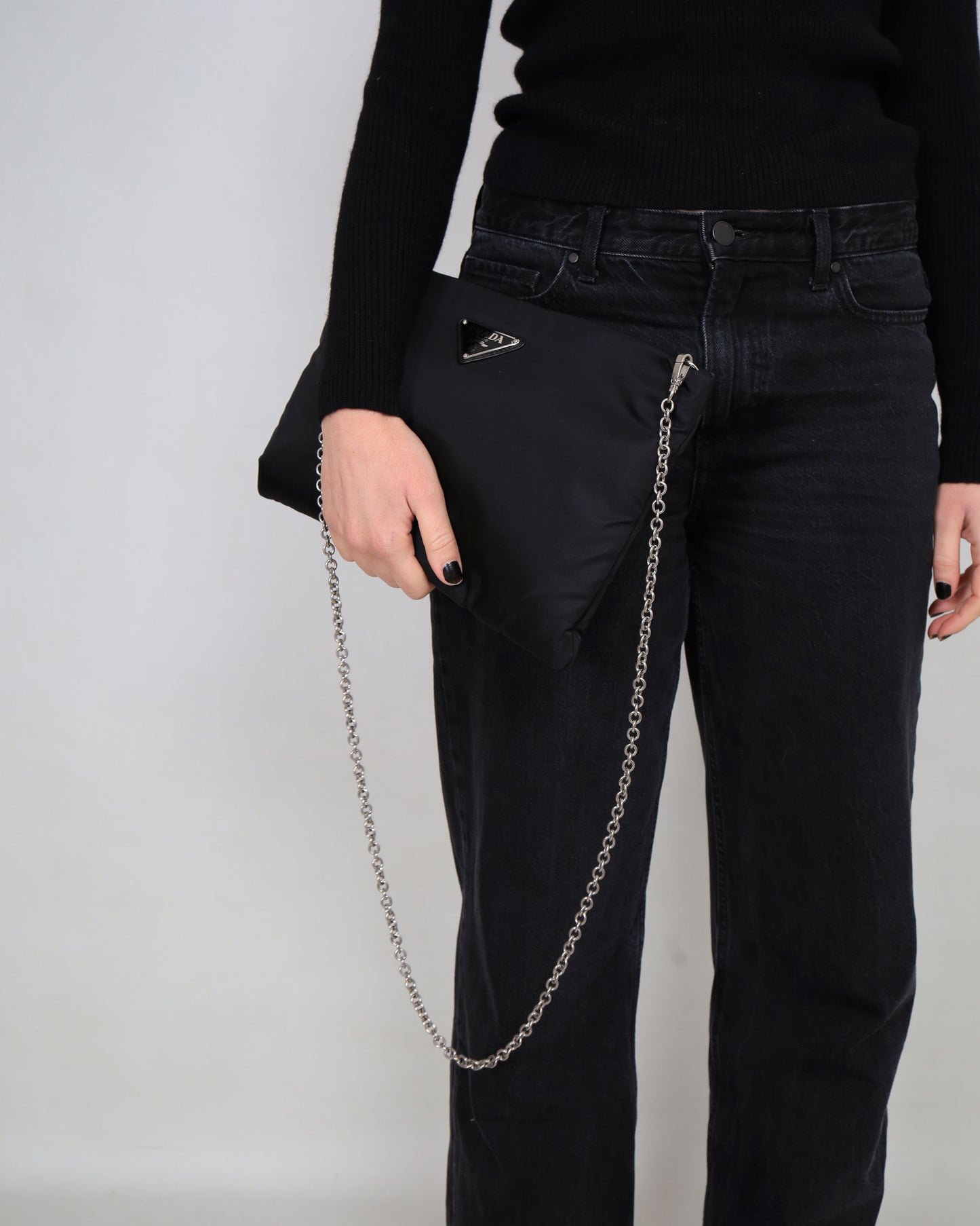 Custodia Prada in nylon con tracolla a catena lunga in nero